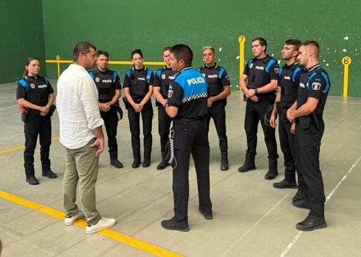 Presentación de los nuevos agentes de Policía Local. Borja del Barrio habla con el inspector jefe, Gustavo Álamo // La Voz