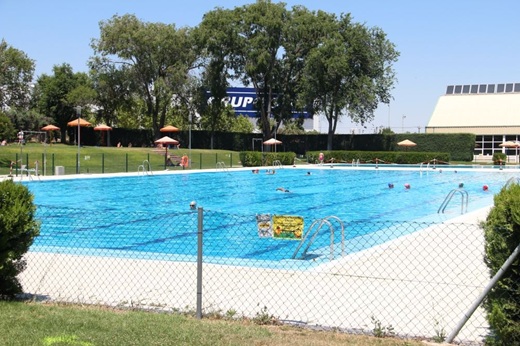 Piscina de verano, polideportivo Pablo Cáceres de Medina del Campo Piscina de verano, polideportivo Pablo Cáceres de Medina del Campo