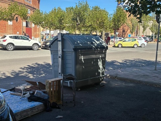 Una cámara de la zona de bajas emisiones controla los vehículos que circulan por la calle Torrecilla. Carlos Espeso