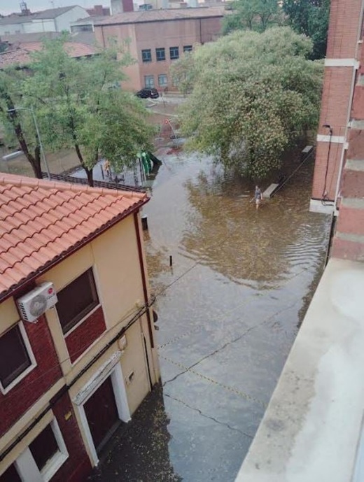 La Plaza Don Federico, convertida en una balsa. Imagen enviada a La Voz