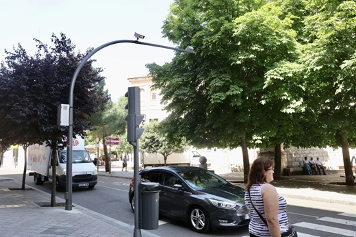 Una cámara de la zona de bajas emisiones controla los vehículos que circulan por la calle Torrecilla. Carlos Espeso
