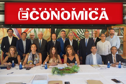 De izquierda a derecha, sentados: Sandra Martínez, directora general adjunta de Iberaval; Isabel Ibáñez Basterra, responsable de Comunicación Externa y Patrocinios de CaixaBank en Castilla y León; Luisa Alcalde, socia fundadora de Castilla y León Económica; Micaela Núñez Feijoó, directora de la Zona Noroeste del Grupo Eulen; Francisco Hevia, ex director corporativo de Galletas Gullón; y Juan Carlos de Margarida, presidente de Ecova. De pie: Eduardo Estévez, director de EFCL; Prudencio Herrero, director de Aenor en Castilla y León; Ignacio San Millán, director general de Asercomex Logistics; Godofredo García, presidente del Grupo Limcasa y premio de Honor 2024; Alberto Cagigas, director de Castilla y León Económica; Roberto García Iglesias, consejero delegado de GRI; José Daniel Posadas, delegado de Gadisa en Castilla y León; Roberto Cossio, plant manager de Burgos y Palencia de Benteler; Carlos Martín Tobalina, viceconsejero de Economía y Competitividad de la Junta de Castilla y León; Rubén García, director gerente STI; y David Esteban Miguel, secretario general de CEOE Castilla y León.