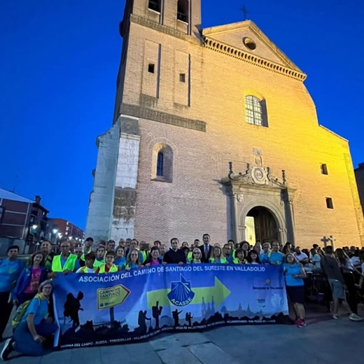 Salida de la marcha peregirna nocturna desde la Iglesia de Santiago Apostol de Medina del Campo // Fuente: RR.SS. Ayuntamiento de Villaverde de Medina