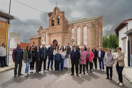 Varios vecinos posan delante de la iglesia de San Juan Bautista.J.M.LOSTAU Varios vecinos posan delante de la iglesia de San Juan Bautista.J.M.LOSTAU