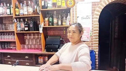 Imagen de Angélica en su bar Fotografía cedida a EL ESPAÑOL de Castilla y León
