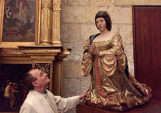 Escultura de la reina Isabel en la Capilla Real. IDEAL Escultura de la reina Isabel en la Capilla Real. IDEAL