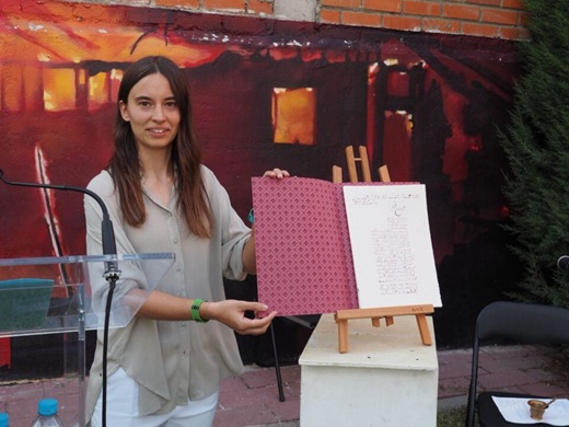 Silvia Domínguez Lorenzo, alcaldesa de La Zarza, presentando el facsímil del privilegio de exención de La Zarza de la jurisdicción de Olmedo // Fuente: Portal de Archivos Españoles. Archivo General de Simancas Silvia Domínguez Lorenzo, alcaldesa de La Zarza, presentando el facsímil del privilegio de exención de La Zarza de la jurisdicción de Olmedo // Fuente: Portal de Archivos Españoles. Archivo General de Simancas