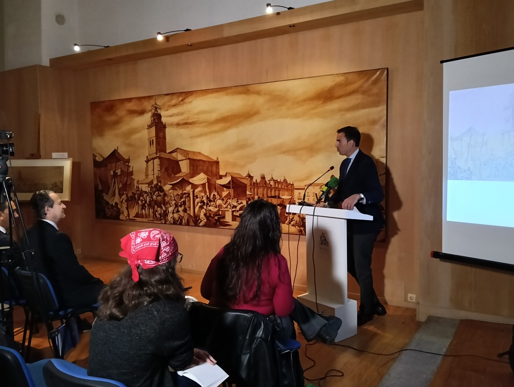 Presentación del cuadro “Feria en la Plaza Mayor de Medina del Campo”, de José Ma García “Castilviejo”, prestado por la Cámara de Comercio de Valladolid, y su dibujo preparatorio donado recientemente a nuestro museo. ( REGRESAMOS ) Presentación del cuadro “Feria en la Plaza Mayor de Medina del Campo”, de José Ma García “Castilviejo”, prestado por la Cámara de Comercio de Valladolid, y su dibujo preparatorio donado recientemente a nuestro museo. ( REGRESAMOS )