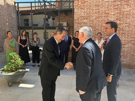 Visita del embajador de Bélgica, Didier Nagant de Deuxchaisnes, saludando a Antonio Sánchez y Guzmán Gómez