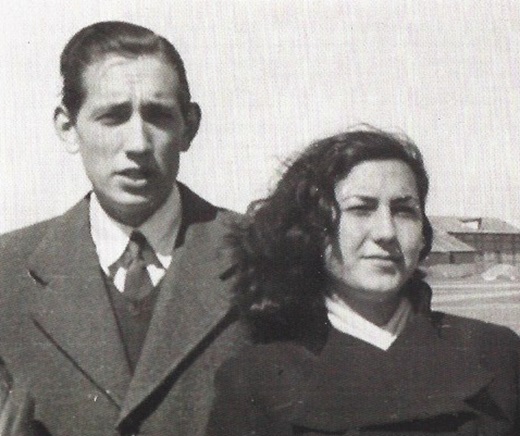Fondo gris sobre señora de rojo Fondo gris sobre señora de rojo