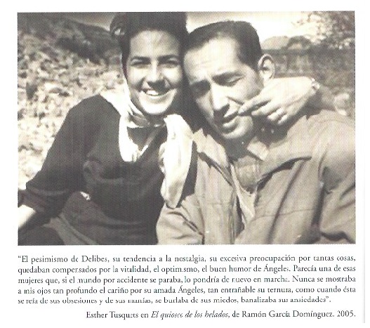 Fondo gris sobre señora de rojo Fondo gris sobre señora de rojo