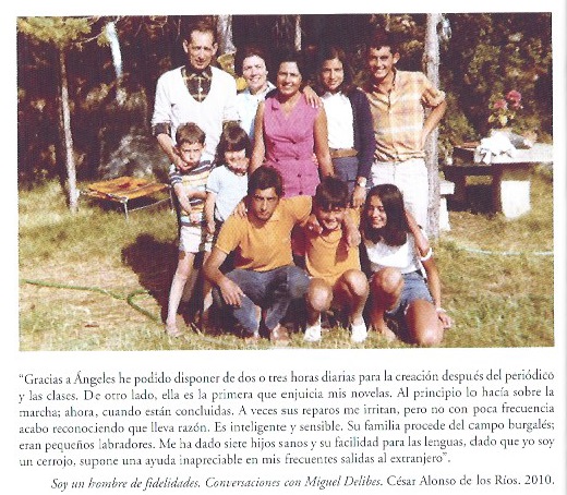 Fondo gris sobre señora de rojo Fondo gris sobre señora de rojo