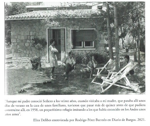 Fondo gris sobre señora de rojo Fondo gris sobre señora de rojo