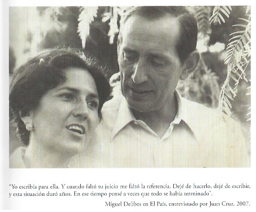 Fondo gris sobre señora de rojo Fondo gris sobre señora de rojo