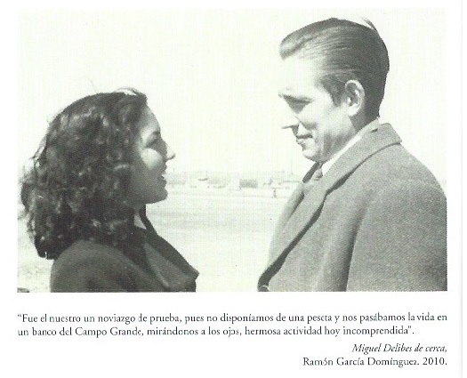 Fondo gris sobre señora de rojo Fondo gris sobre señora de rojo