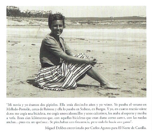 Fondo gris sobre señora de rojo Fondo gris sobre señora de rojo