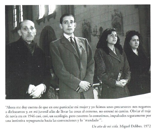 Fondo gris sobre señora de rojo Fondo gris sobre señora de rojo