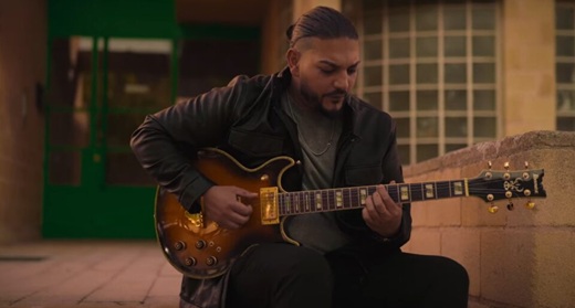 Aaron Miguel Barrul en su videoclip 'La Venda'