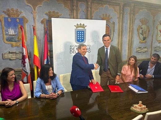 Firma del convenio con la Consejería de Movilidad // Fuente: La Voz de Medina