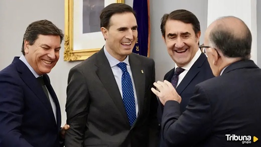El alcalde de Medina, Guzmán Gómez, junto a los consejeros de la Junta de Castilla y León. Agencia Ical.