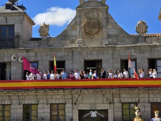 Despliegue de la bandera en lo alto de la Torre Colegiata de San Antolín 2025 // Fotos: J. Mateo