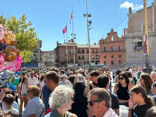 Despliegue de la bandera en lo alto de la Torre Colegiata de San Antolín 2025 // Fotos: J. Mateo