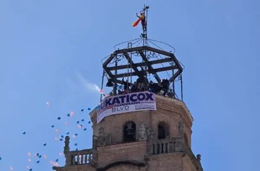 Despliegue de la bandera en lo alto de la Torre Colegiata de San Antolín 2025 // Fotos: J. Mateo
