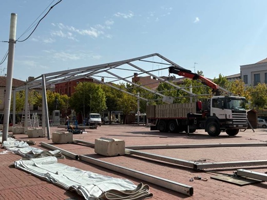 Instalación de entoldado para las Ferias y Fiestas de San Antolín de Medina del Campo // Foto: La Voz