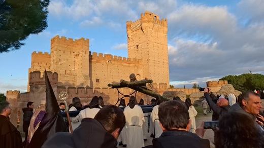 Procesión a su paso por el Castillo de la Mota en Medina del Campo. | Israel Arnanz