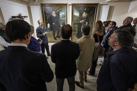 El comisario de la exposición, Antonio Sánchez del Barrio, explicó el contenido de la muestra a los primeros visitantes.SANTI OTERO El comisario de la exposición, AntonioSánchez del Barrio, explicó el contenido de la muestra a los primeros visitantes.SANTI OTERO
