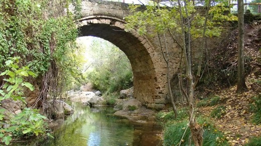 El nombre de este puente procede de los herrajes al revés que pusieron los caballeros a sus caballos para despistar a la guardia mora.