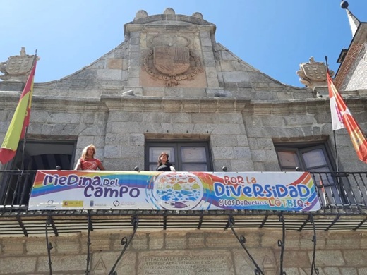 Las concejalas populares Paloma Domínguez y Concepción Lucas junto a la pancarta de los derechos LGTBIQ+