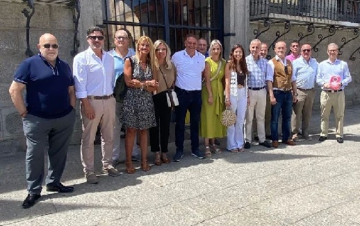 Miembros de la formación a las puertas del ayuntamiento // Fuente: RR.SS vOX