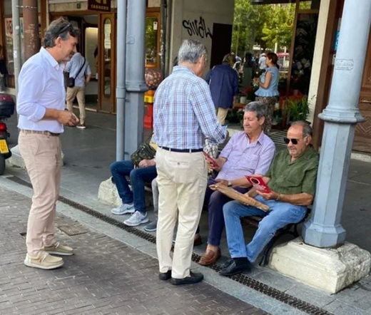 Miembros de la formación a las puertas del ayuntamiento // Fuente: RR.SS vOX