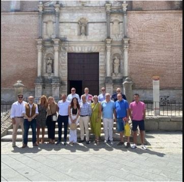 Miembros de la formación a las puertas de la Iglesia Colegiata de San Antolín // Fuente: RR.SS vOX